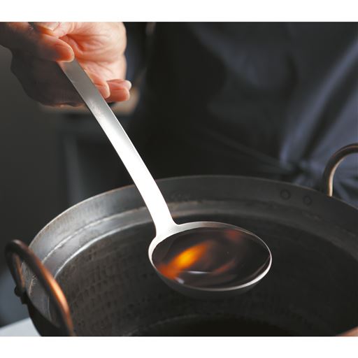 おたまは一杯分のおおよその容量が商品名で、計量カップを出さなくともすぐに計れるのが特徴です。50おたまはおよそ50ml、100おたまはおよそ100mlです。