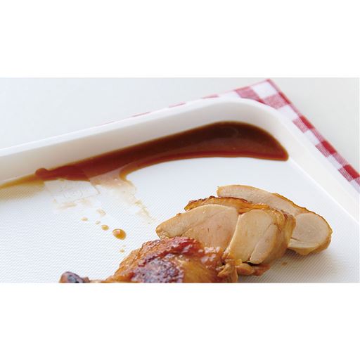 切った食材や汁をフチがキャッチ!