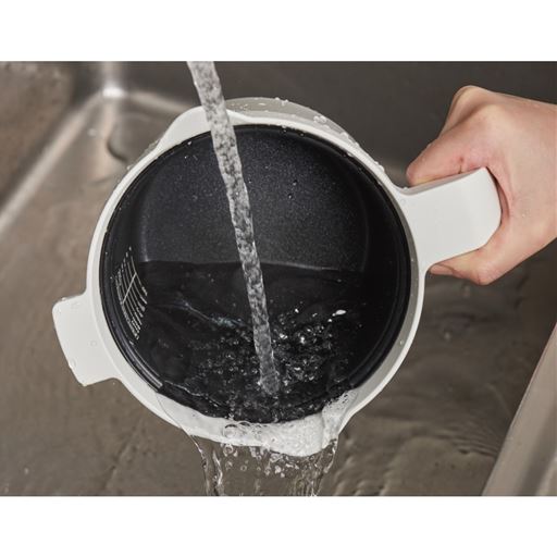 フッ素樹脂コーティング加工を採用。 調理した後の汚れがラクに落ちます。<br>食洗機も対応。<br>丸洗いできるので、お手入れもとっても簡単です。