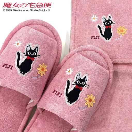 ピンク ※商品はスリッパです。<br>愛らしいジジの刺繍がポイント。