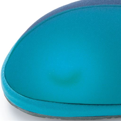 足の指でしっかり床をつかめるよう、親指の付け根付近に球状のふくらみを持たせました。<br>※このカラーは完売しました。
