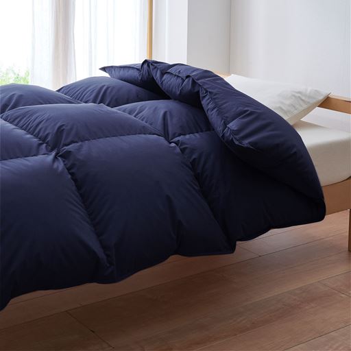 ネイビー<br>ホワイトダックダウンを使用した、ちょっと小さめサイズの羽毛掛け布団です。<br>ダウンパワー350立方cm/g以上! 羽毛量たっぷり1kg使用。通常のシングルサイズよりも小さいので、お部屋が広く使えます。