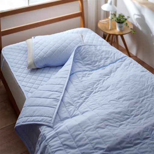 ブルー<br>ハイテク素材「アウトラスト®」を側生地に使用したキルトケットです。