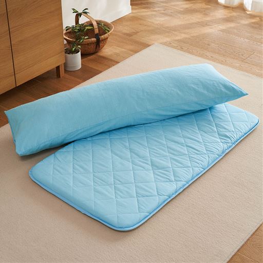 ブルー ※商品は抱き枕です。ごろ寝マットはXI-1639を使用しています。<br>サラッとした肌ざわりで、お昼寝にもおすすめです。