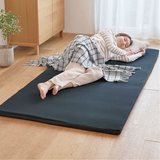 グレー系<br>たっぷり眠っても腰ラクラクなスゴ軽敷き布団です。