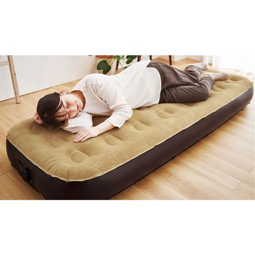 ブラウン<br>必要な時だけサッと膨らませて簡単に使えるベッドです。