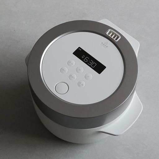 保温機能は、どうしてもおいしさを損ねてしまいます。炊き立ても、冷めてもおいしいBALMUDA The Gohanは、保温機能を省きました。炊き上がり後1時間以内に食べきれない場合はおひつへ移し変えるか、冷凍保存してお楽しみください。