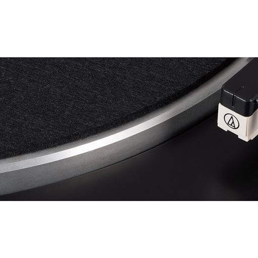 プラッターにアルミニウム合金ダイキャストを採用し、クリアな音を再生。