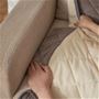 裏面のベロ生地をソファの隙間に挟めば、ズレにくくなります。<br>※このカラーは完売しました。