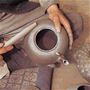 400年を越える南部鉄器の伝統を守りながら、熟練の職人達が現代の暮らしにもなじむ製品づくりを行っています。