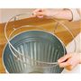 専用ゴミ袋ホルダー付き。ゴミ袋が外にはみ出ないので見た目もスッキリ。