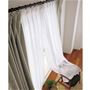 オフホワイト ※カーテンはVP-1057を使用しています。<br>遮像効果で昼間の外からの視線を遮り、プライバシーを守ります。
