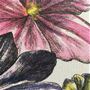 生地拡大<br>繊細なタッチで描かれた可憐な花々。