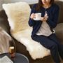 ホワイト イスの背もたれから縦に掛ければ、背中<br>や腰まであたたかく、リッチな気分に。