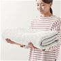 アイボリー<br>軽量でコンパクトに折りたためるので、持ち運びや収納もラクラク。