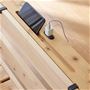 棚にはスマホスタンドになる溝加工があります。充電もできるコンセント付き。