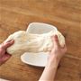 【パン作り例(3)】生地をのばす・たたむを弾力が出てくるまで繰り返す。