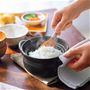 約三〇〇年の歴史を持つ三重県の伝統工芸品・萬古焼で作られた一合炊きの電子レンジ対応ご飯釜。