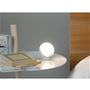 電球色の暖かい光と丸いフォルムで癒やしを与えます。乾電池式だから電源のない場所にも最適。