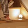 足元も明るく<br>人感センサーで自動点灯します。