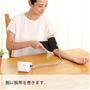 腕に腕帯を巻きます。