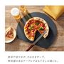 食卓で切り分けそのままサーブ。特別感のあるテーブルでおもてなしの場にも。