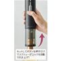 セットしてボタンを押すだけでスクリューがコルクを自動で引き上げ!
