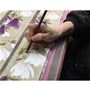 1点1点手作業で引染や型染、手描きなど模様に応じて伝統技法を使い分けて染め上げています。