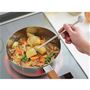 味見と煮加減がこれ1本!味見用のスプーンと食材の煮え具合などを確認するフォークが付いています。