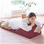 エンジ<br>うつ伏せもできるので、スマホやタブレットを操作するのに便利。