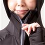 鼻先まで付いたファスナーで顔まですっぽり