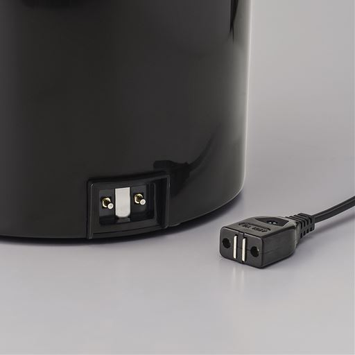 コードにひっかかってもすぐに外れるマグネットプラグ採用<br>※ブラックの販売はございません。