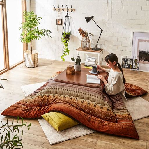 オレンジ<br>ふんわりとした使い心地で寒い季節も暖かく。<br> 正方形L(205×205cm)の販売はございません。