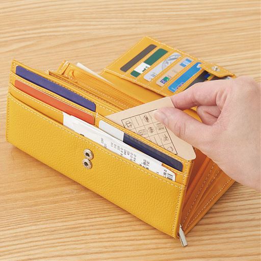 イエロー<br>2段階ホックでたっぷり入れても安心 19枚のカードを収納可能。