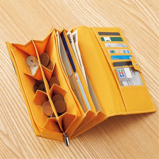イエロー<br>ファスナーポケット内は6つに区分けされており、小銭を分類収納できます。