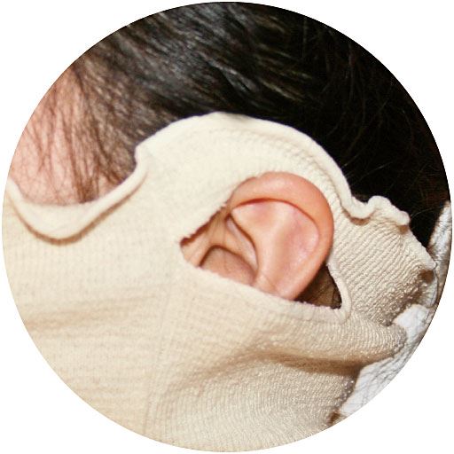 両サイドの穴に耳を掛けられるからズレ落ちにくい。