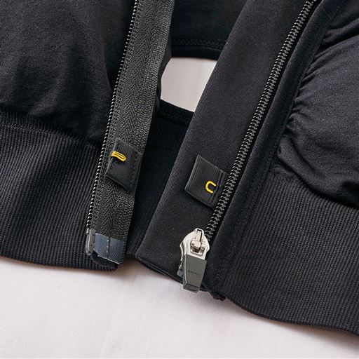 ファスナーが開閉しやすいフック付き