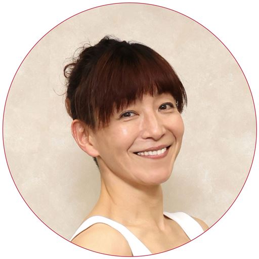 「腰まわりの骨盤サポートとヒップに施された引き上げステッチが腰部を安定させ、股関節をスムーズに動かせるようアシストしてくれます。締め付け感が苦手という方にもおすすめ。」※着用効果には個人差があります。※着用感のコメントは個人的な感想です。 ヨガ・ピラティスインストラクター Naokoさん・BodyElementSystemJapan認定マットピラティスインストラクター、JCCA認定ひめトレ(骨盤底筋エクササイズ)インストラクター