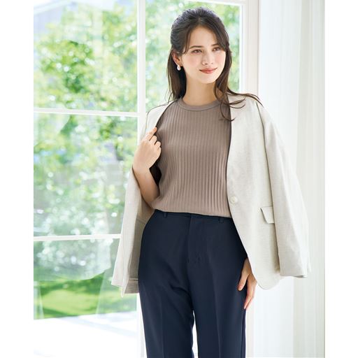 グレイッシュオーク 着用例<br>パンツにインして颯爽ジャケットコーデが完成。