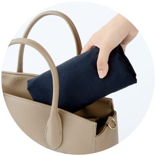持ち運びラク超軽量でコンパクト 軽くてシワになりにくいから小さくたたんで持ち歩きにも便利