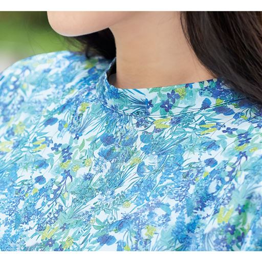 程よい開きのスタンドネックデザインで春から夏まで重宝。ウエスト切り替えとギャザーは腰まわりをこっそりカバーする効果あり。