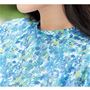 程よい開きのスタンドネックデザインで春から夏まで重宝。ウエスト切り替えとギャザーは腰まわりをこっそりカバーする効果あり。