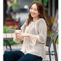 カラーTシャツを中に合わせて印象チェンジ