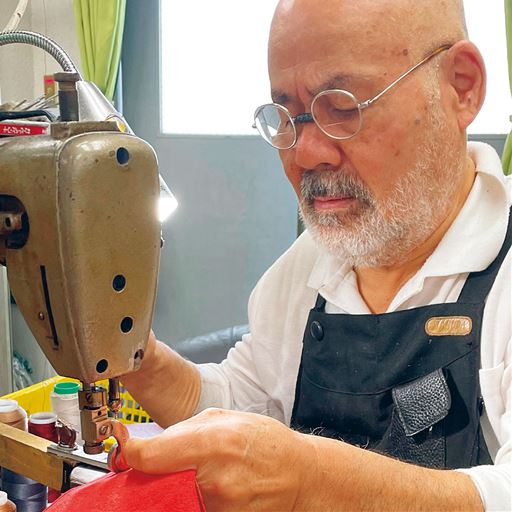 靴職人 増田氏<br>1958年創業のイタリア最大級のレザーメーカー。服やバッグなどの世界のアパレルブランドをはじめ、イタリア家具、車、航空機のシートなど、幅広い分野でスタンダードとして採用されている世界屈指の皮革製造業者です。
