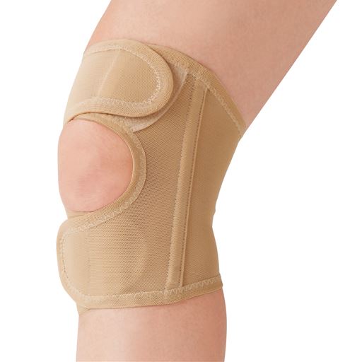 面テープ式で簡単に着用でき、強度調節が行えます。<br>ベージュ着用例