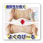 メッシュ素材で通気性がよいため、汗が溜まりやすいひざ裏もムレにくく、一年を通して着用いただけます。よく伸びてひざまわりにフィットします。