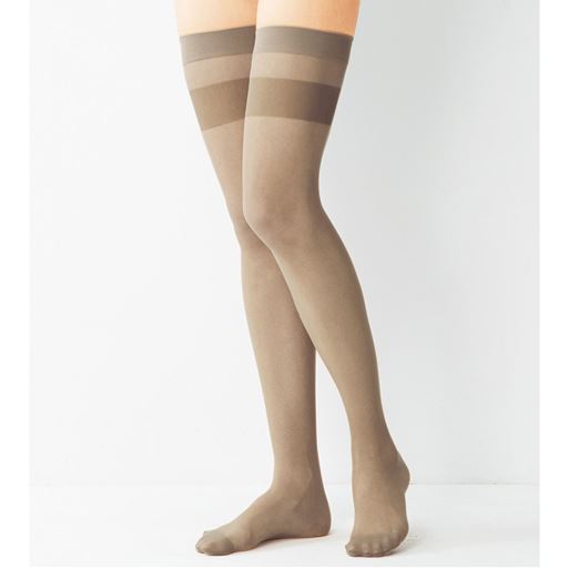 パンティ部のムレや締め付けが苦手な方におすすめ。ズリ落ちにくいはき口のロング丈ストッキング。 チャームベージュ(同色5足組)着用例