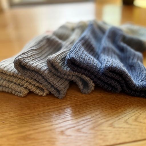 履き口部分は、やわらかな綿素材を二重編みにしてふっくらやさしい肌ざわり。