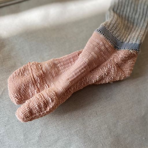 フット部はシャリっとした和紙素材でムレを軽減。さらに甲部分を除く肌側は、パイル地で爽やかな踏み心地。※写真は裏返した状態です※この色の販売はありません