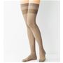 パンティ部のムレや締め付けが苦手な方におすすめ。ズリ落ちにくいはき口のロング丈ストッキング。 チャームベージュ(同色5足組)着用例